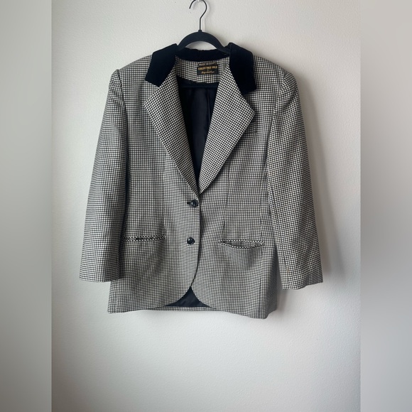 Collectible Gold Jackets & Blazers - Vintage Black and White Houndstooth Blazer with Velvet Collar 100 % Wool